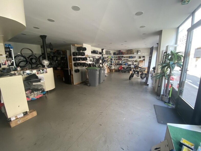 Retail in Paris to rent - Interior Photo - Image 3 of 4