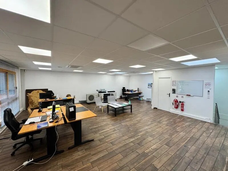 Office in SAINT-OUEN-L'AUMONE for sale Interior Photo- Image 1 of 7