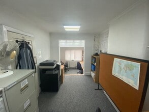 1 Queensway, Manchester for sale Interior Photo- Image 2 of 7