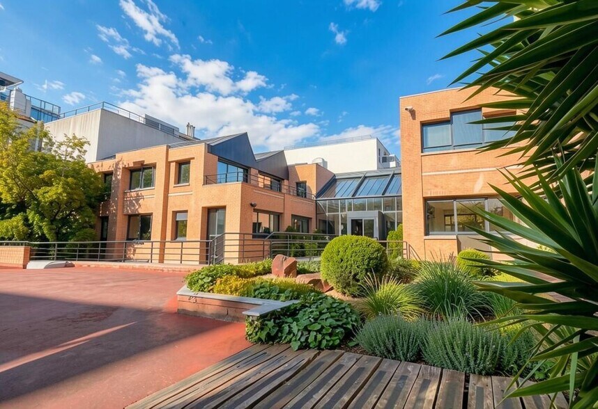 Office in Suresnes for sale - Building Photo - Image 2 of 13