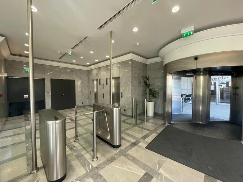 Office in Charenton-le-Pont to rent - Lobby - Image 2 of 9