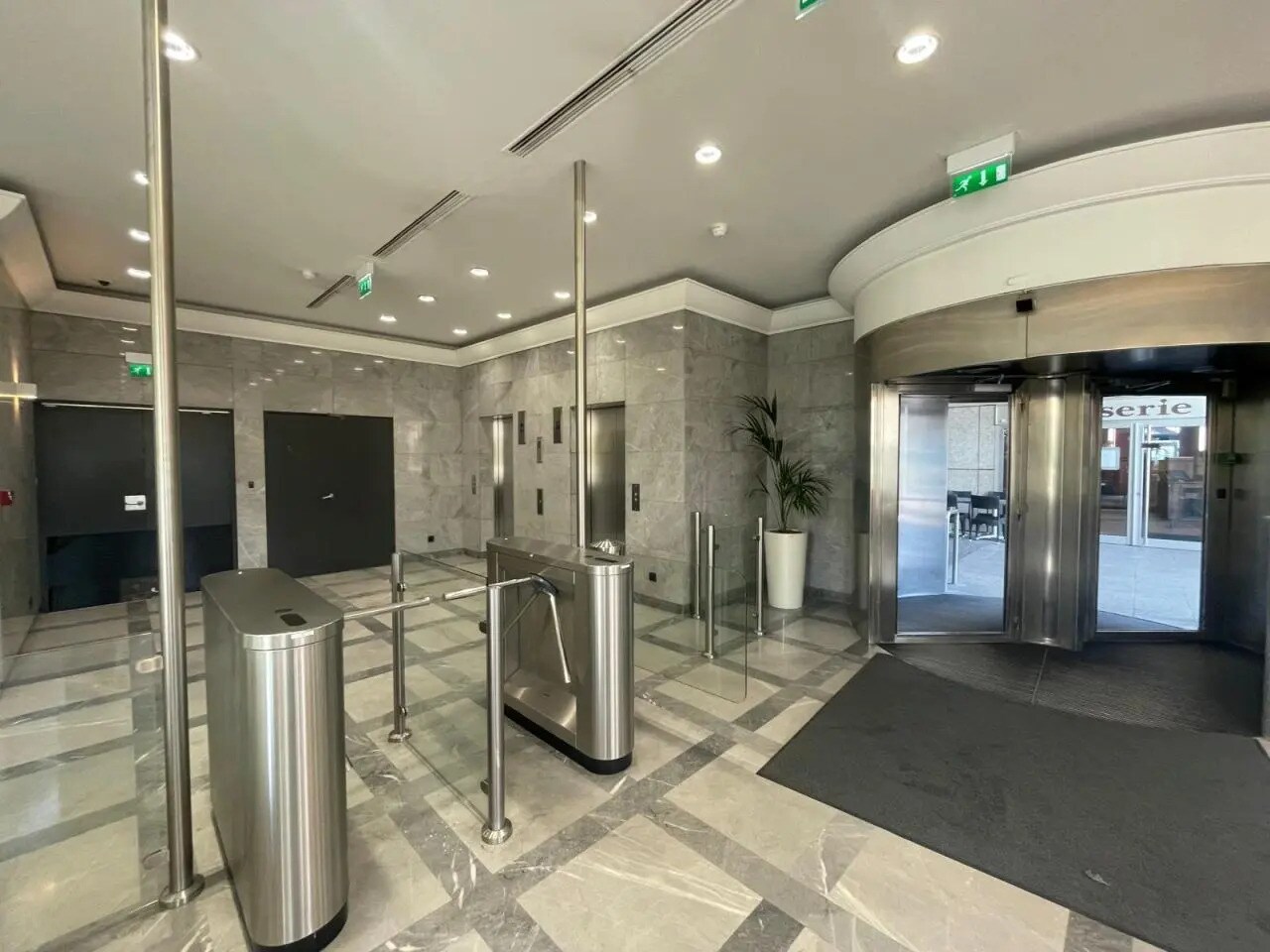 Office in Charenton-le-Pont to rent Lobby- Image 1 of 10