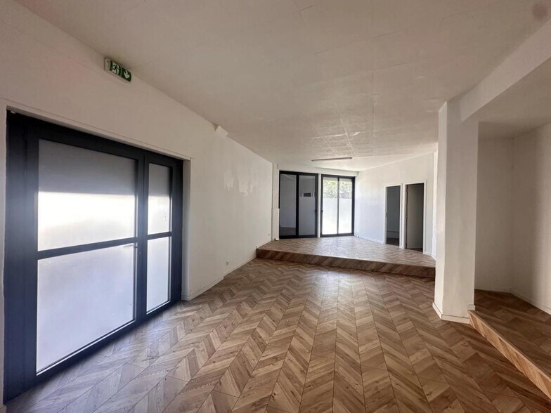 Retail in Marseille 11Eme to rent - Interior Photo - Image 3 of 4