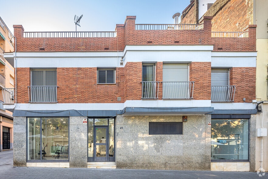 Carrer Mare de deu de Montserrat, 2, Santa Coloma de Gramenet, Barcelona to rent - Building Photo - Image 2 of 3