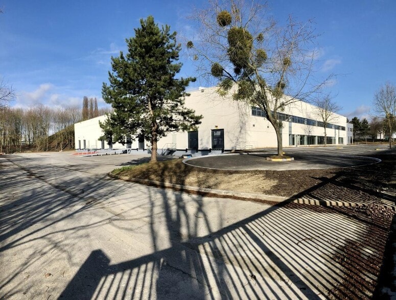 Light Industrial in Tremblay-en-France to rent - Building Photo - Image 2 of 13