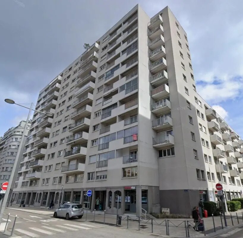Retail in Lyon for sale Building Photo- Image 1 of 8