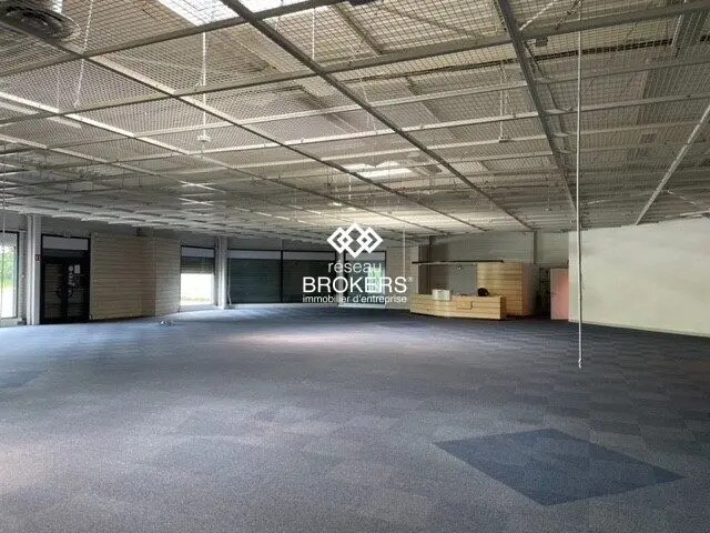 Location Commerce 330 m² - Photo 1