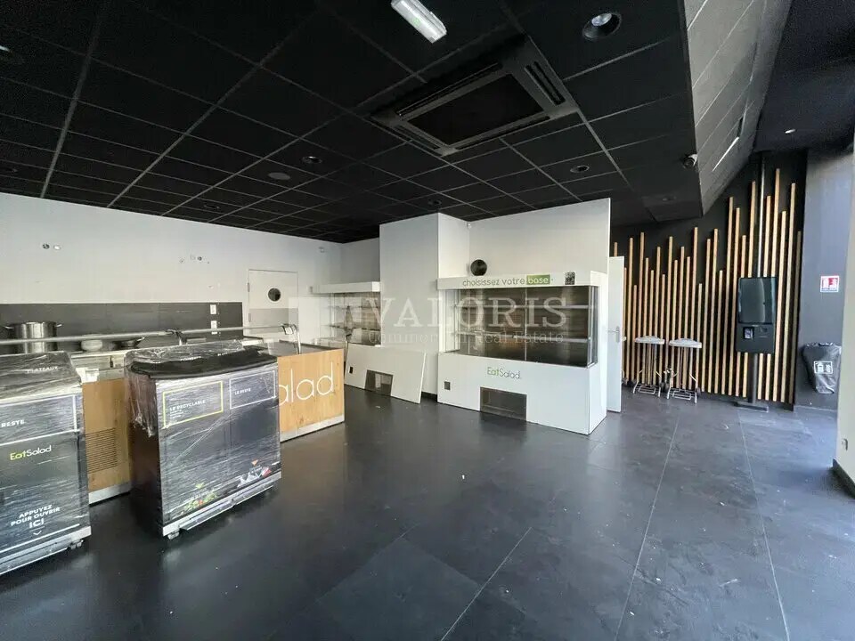 Retail in Lyon to rent Interior Photo- Image 1 of 3