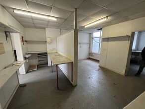 294-296 Clipsley Ln, Haydock to rent Interior Photo- Image 2 of 7