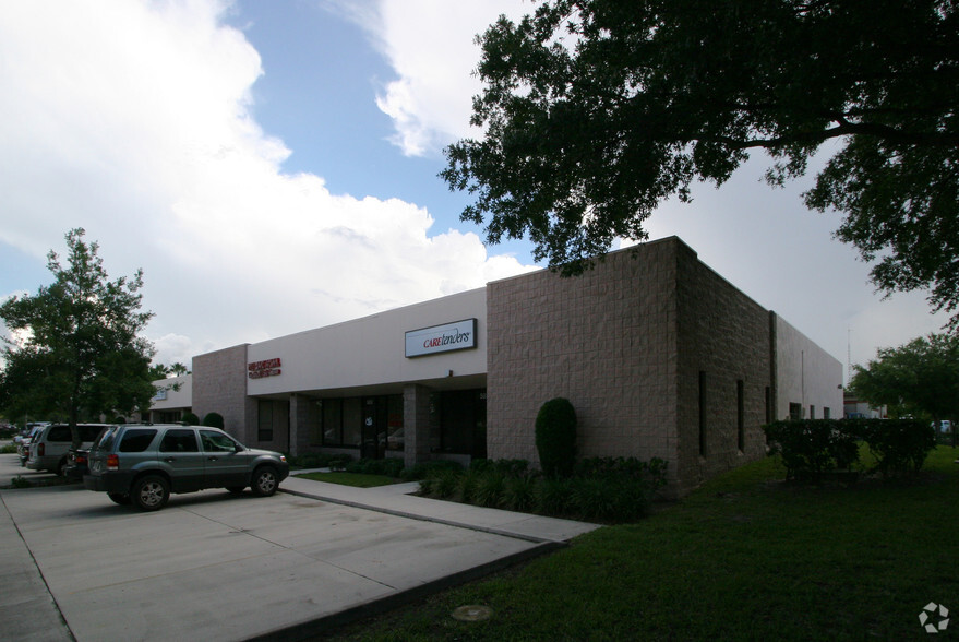 567-585 Interstate Blvd, Sarasota, FL for rent - Building Photo - Image 2 of 28