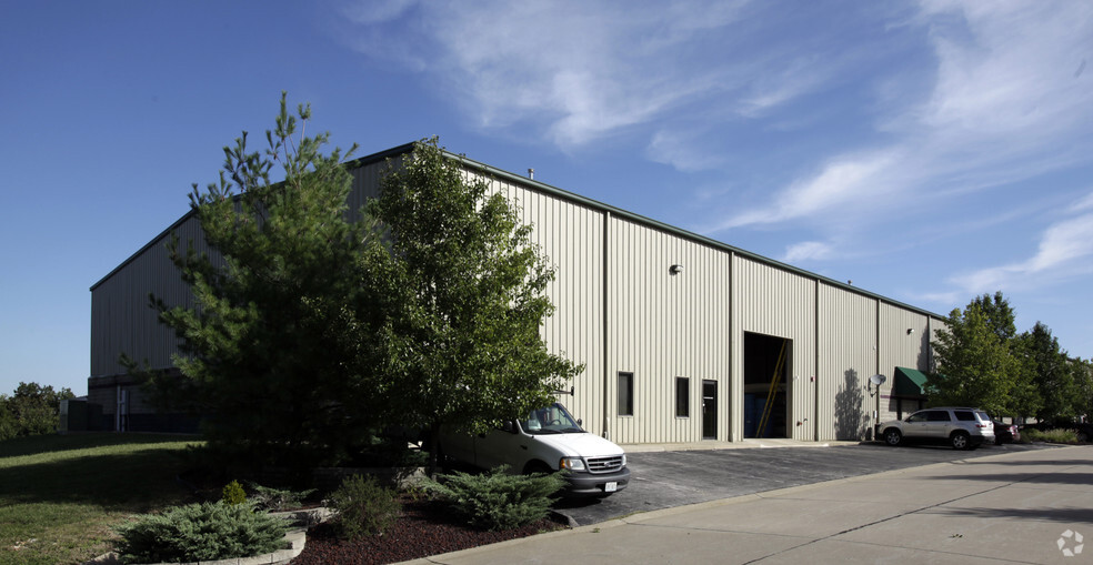 111-117 Avalon Industrial Pky, Wentzville, MO for rent - Primary Photo - Image 1 of 5