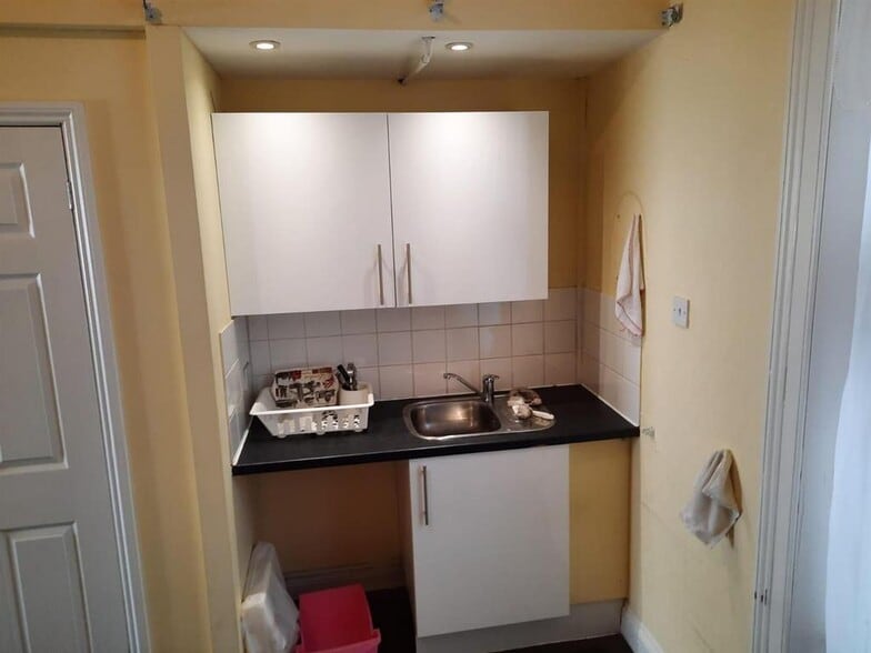35 Malvern Rd, London to rent - Building Photo - Image 3 of 8