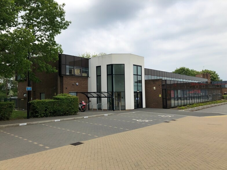 Breckland, Milton Keynes to rent - Building Photo - Image 3 of 3