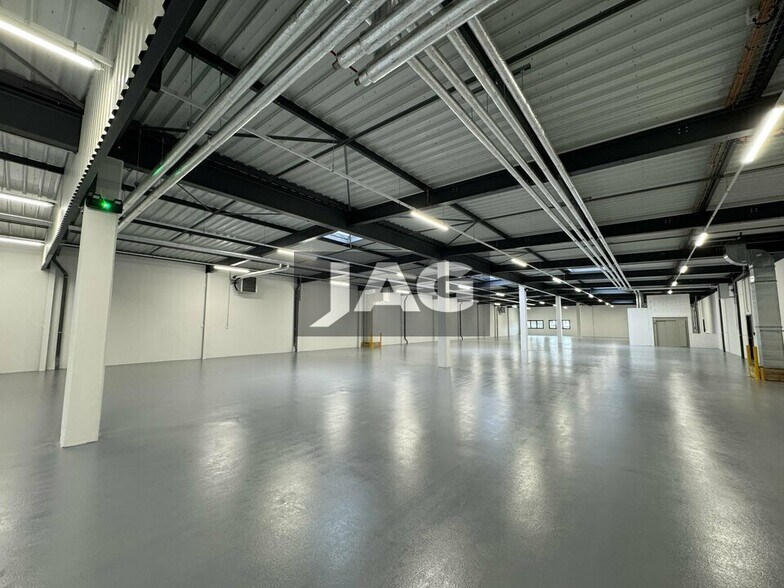Light Industrial in Caluire-et-Cuire to rent - Interior Photo - Image 2 of 19