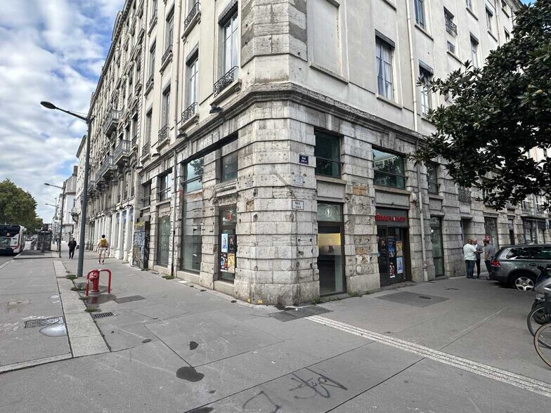 Retail in Lyon to rent - Building Photo - Image 1 of 9