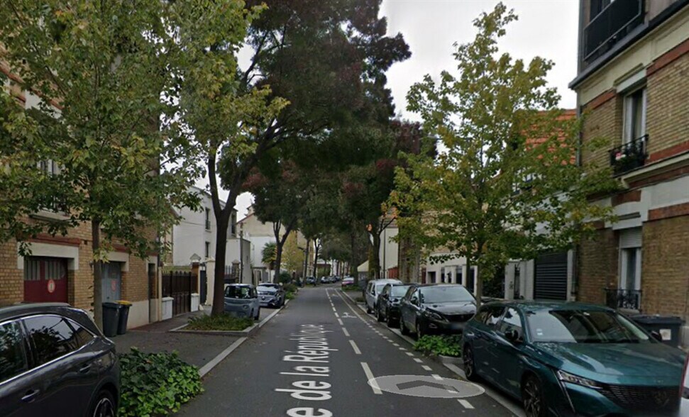 Retail in Suresnes to rent - Building Photo - Image 1 of 4