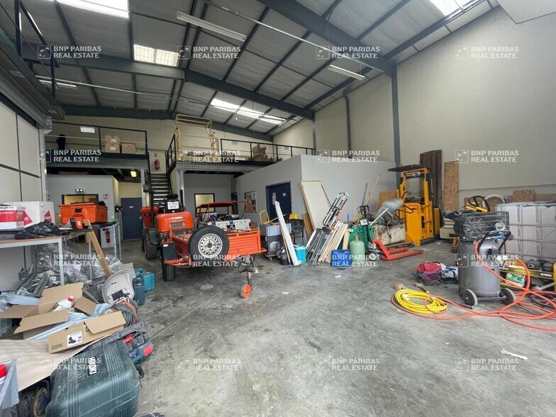 Light Industrial in Brignais to rent - Interior Photo - Image 3 of 9