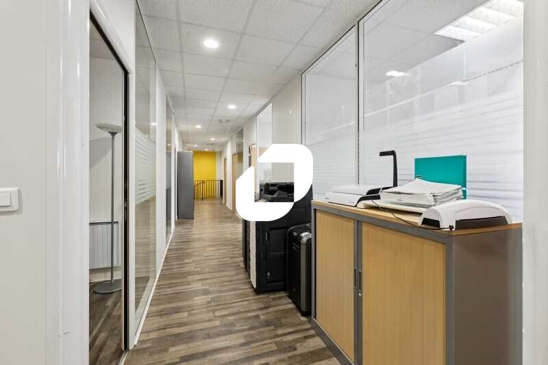 Light Industrial in Nanterre for sale - Interior Photo - Image 3 of 21