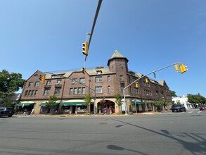 11-25 Middle Neck Rd, Great Neck, NY for rent Building Photo- Image 1 of 3