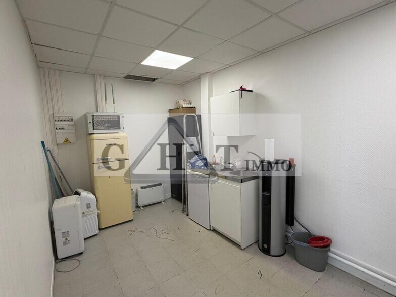 Office in Maisons-Alfort to rent - Interior Photo - Image 2 of 11