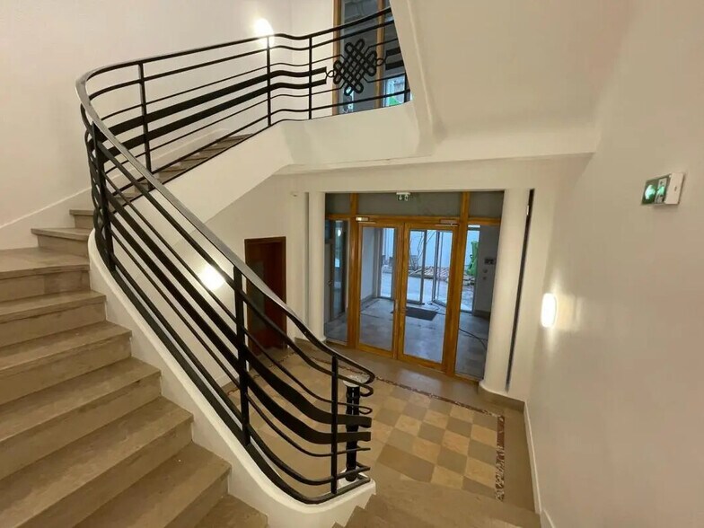 Office in Malakoff to rent - Lobby - Image 2 of 5