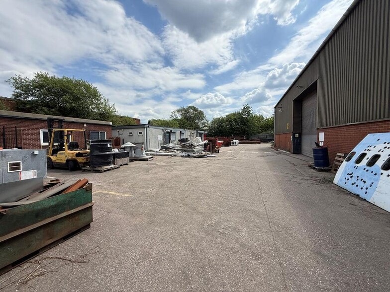 Gorton Cres, Manchester to rent - Building Photo - Image 2 of 8