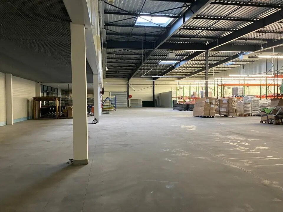Location Local d'activités 592 m² - Photo 1