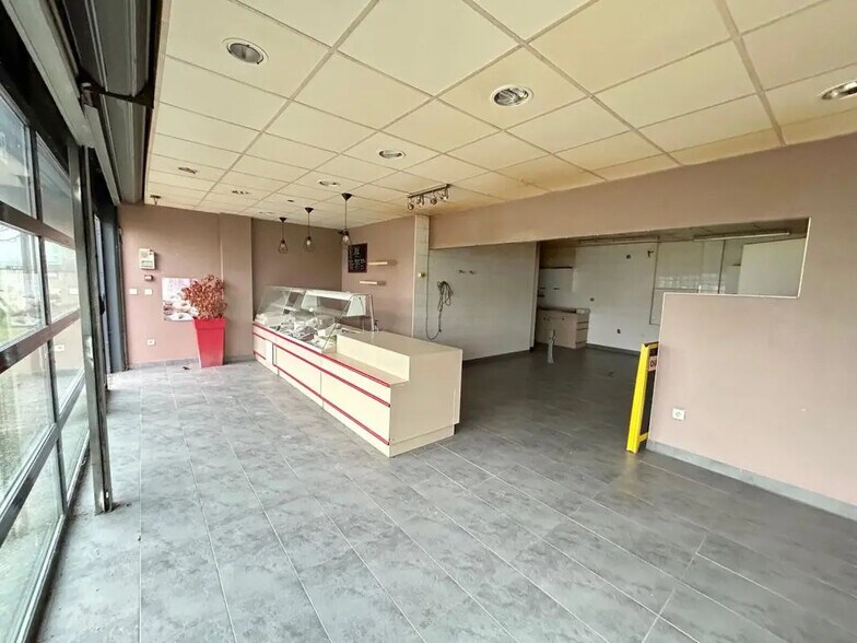 6 Boulevard Albert Camus, La Salvetat-Saint-Gilles for sale - Interior Photo - Image 3 of 8