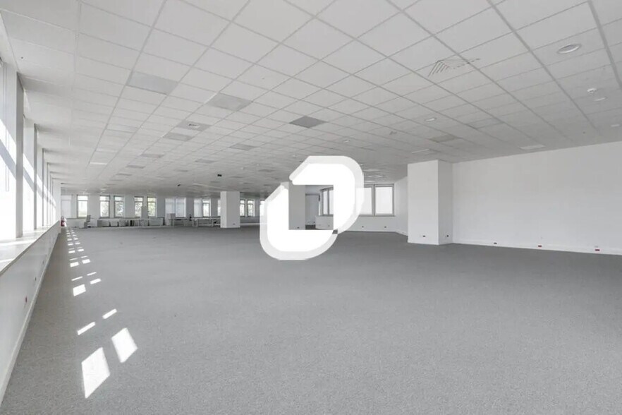 Office in Noisy-le-Grand to rent - Building Photo - Image 2 of 14