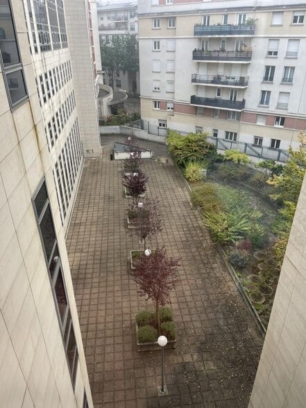 Office in Rueil-Malmaison to rent - Building Photo - Image 3 of 23