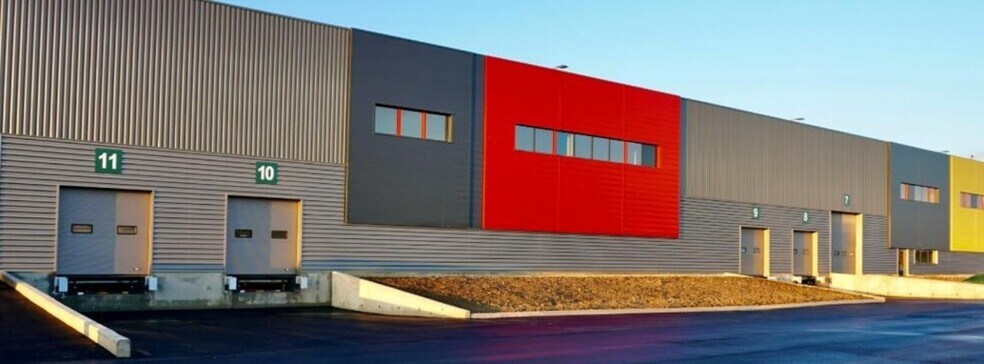 Light Industrial in Louvres to rent - Building Photo - Image 2 of 4