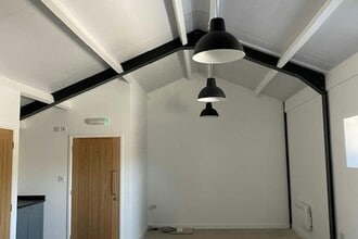 Manor Farm Yard, Upton Grey to rent Interior Photo- Image 2 of 3