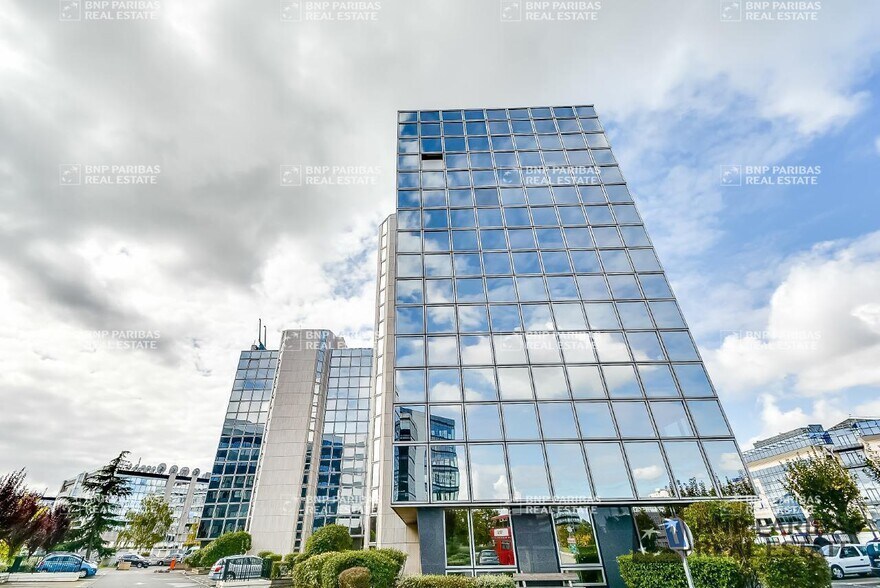 4 A Avenue Morane Saulnier, Vélizy-Villacoublay to rent - Building Photo - Image 2 of 11
