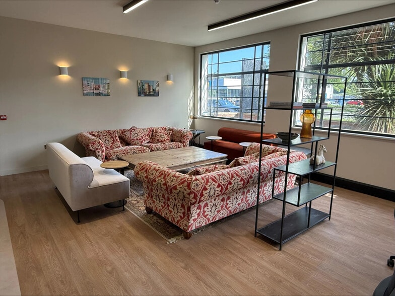 5 Elstree Way, Borehamwood to rent - Building Photo - Image 3 of 16