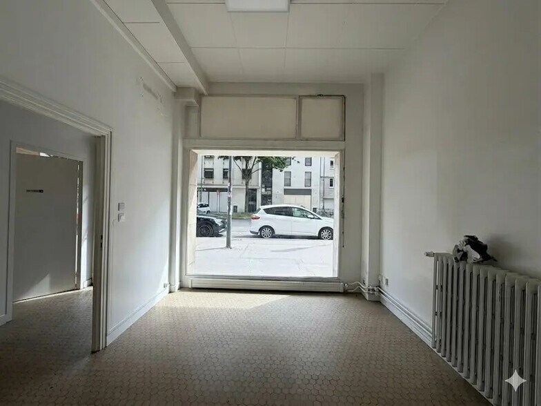 Retail in Villeurbanne to rent - Interior Photo - Image 2 of 7
