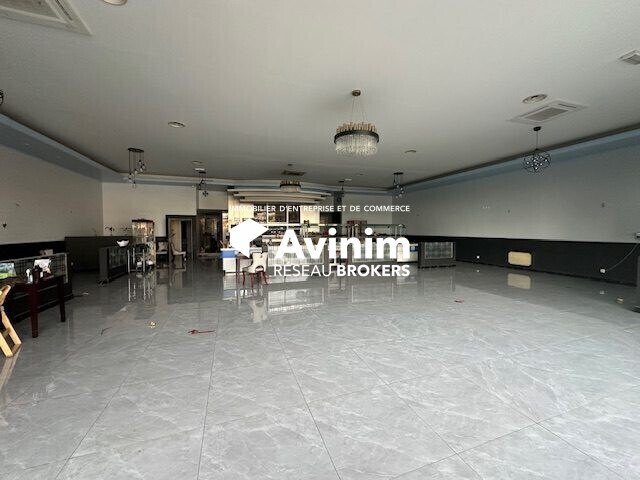 Retail in L Isle Adam to rent Interior Photo- Image 1 of 5