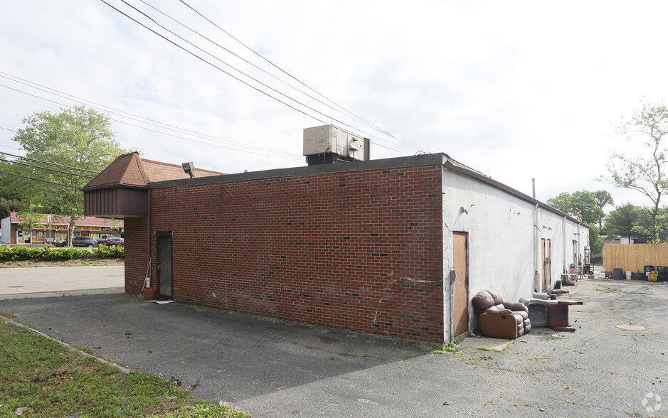 840-850 Portion Rd, Ronkonkoma, NY for rent - Building Photo - Image 2 of 3