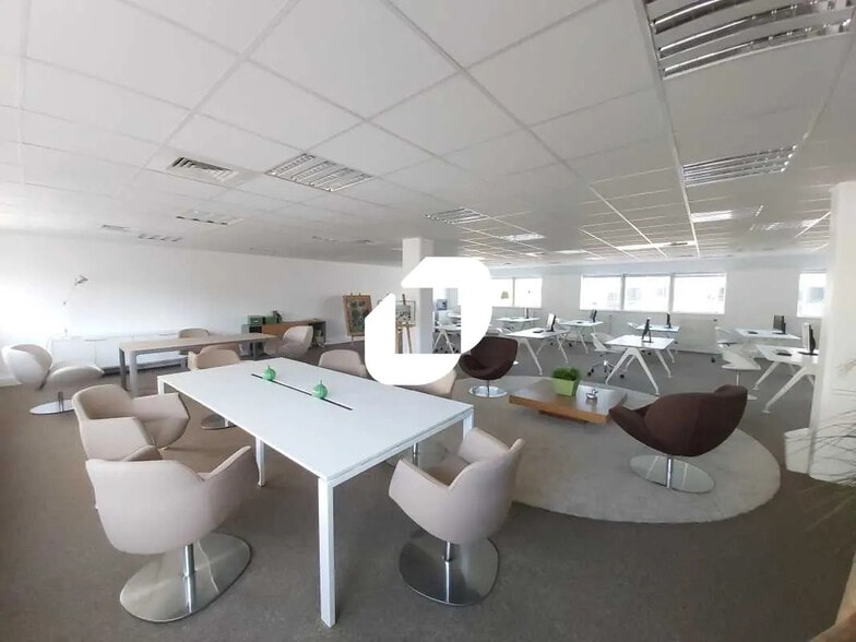 2-12 Rue du Chemin des Femmes, Massy to rent - Interior Photo - Image 3 of 34