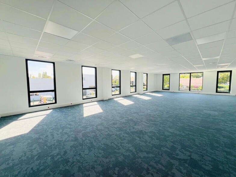 Office in Plaisir to rent - Building Photo - Image 1 of 17