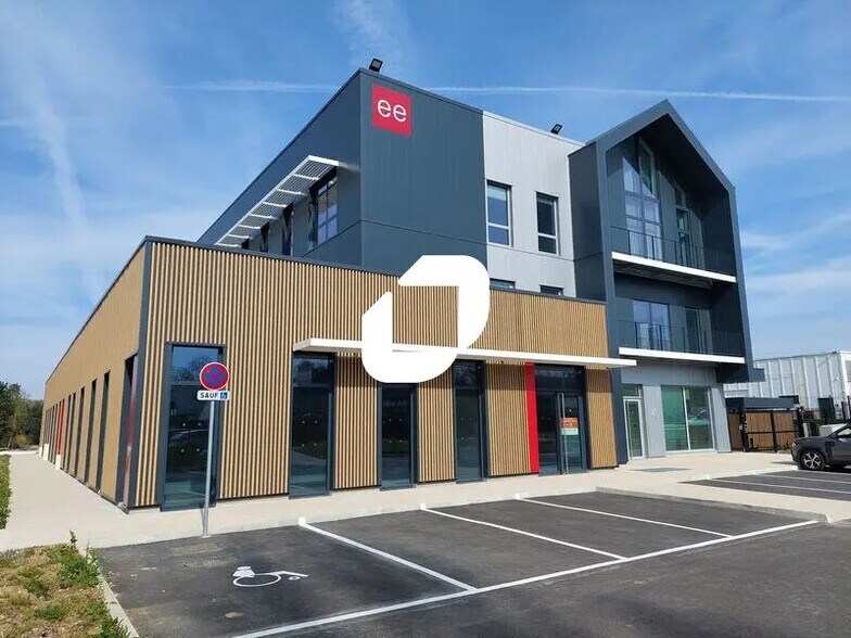 Office in Plaisir to rent - Building Photo - Image 2 of 19