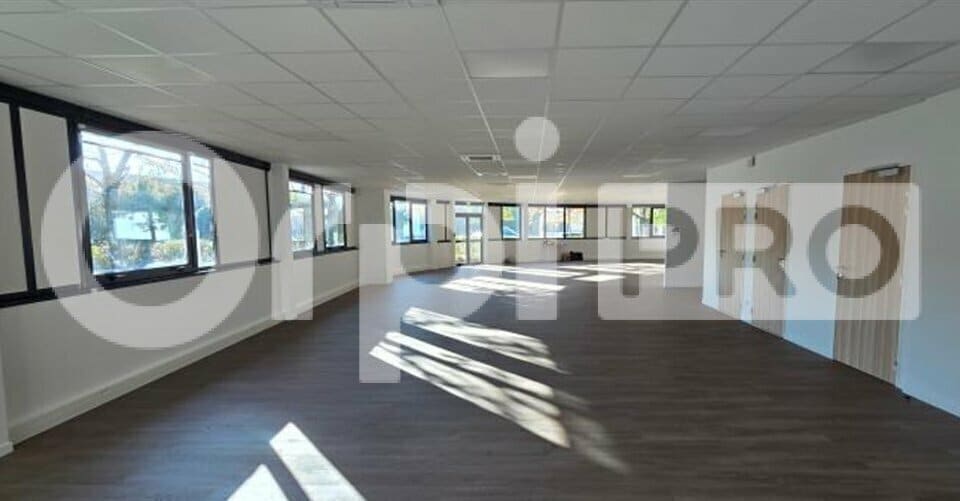 Light Industrial in Lieusaint to rent - Interior Photo - Image 2 of 4