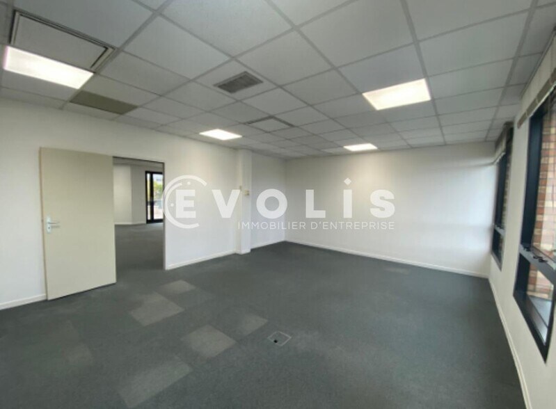 Light Industrial in Massy to rent - Building Photo - Image 3 of 12