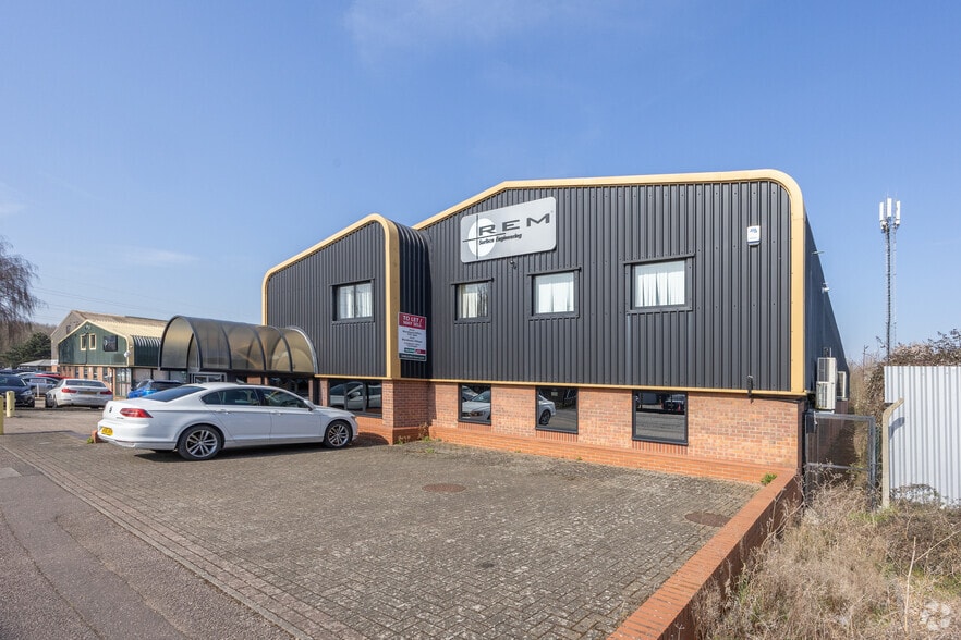 9 Alington Rd, St Neots to rent - Building Photo - Image 2 of 2