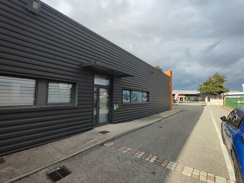 Retail in Bourgoin-Jallieu to rent - Building Photo - Image 2 of 5