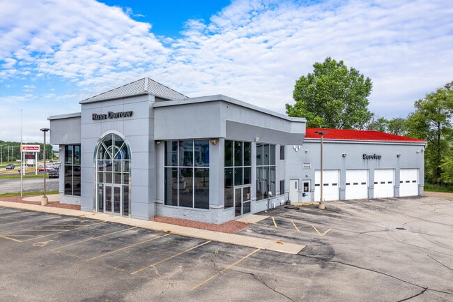 More details for 3210 W Washington St, West Bend, WI - Retail for Sale