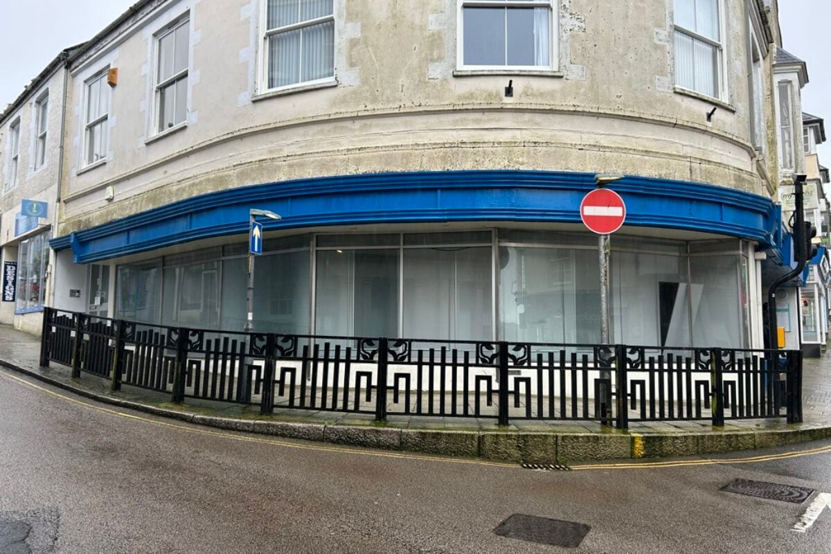 2-2A Meneage St, Helston to rent Building Photo- Image 1 of 2