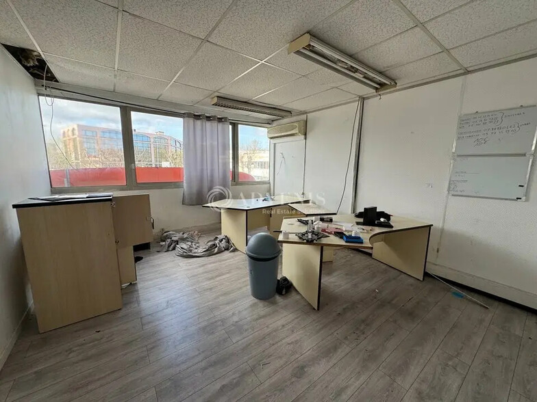 Light Industrial in Torcy to rent - Interior Photo - Image 2 of 5