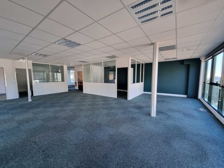 297 Avenue Du Mistral, La Ciotat to rent - Interior Photo - Image 2 of 15