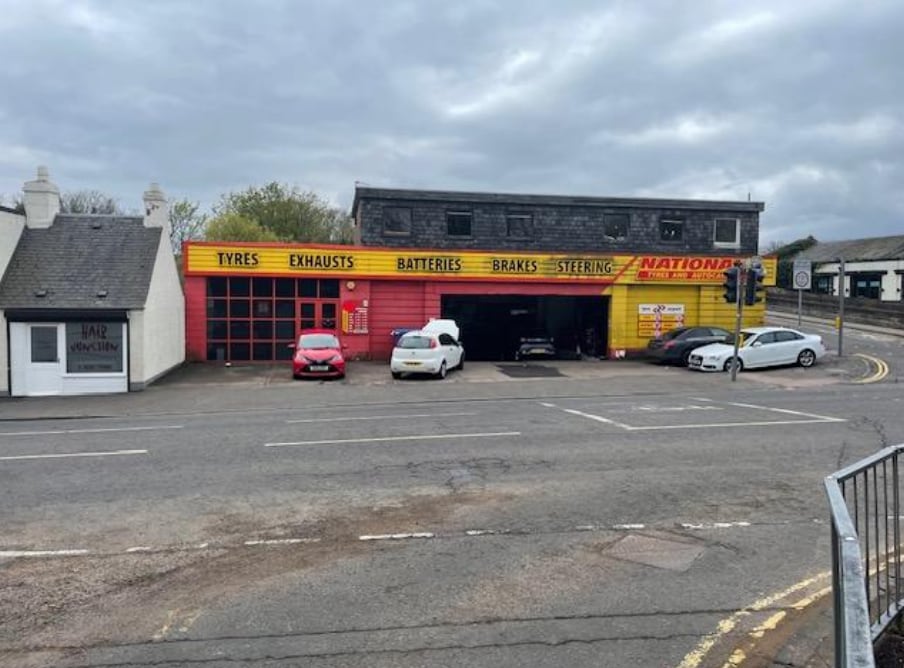 220 Queen St, Broughty Ferry to rent Building Photo- Image 1 of 2