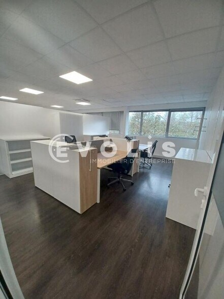 Office in Collegien to rent - Interior Photo - Image 1 of 7